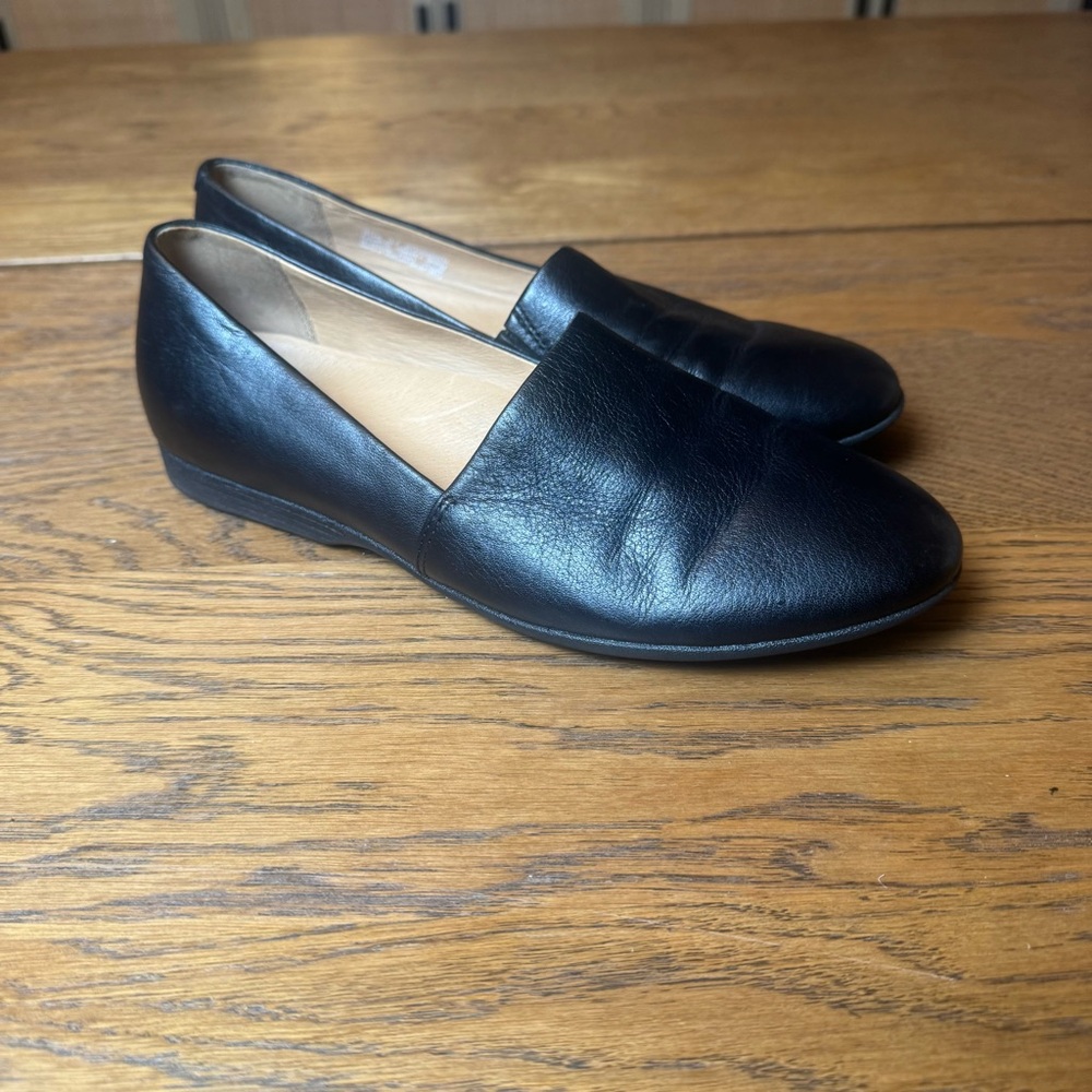 Dansko Black Leather Flats loafer comfortable sleek leather shoes